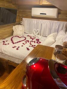 Postel nebo postele na pokoji v ubytování Chale Sobre Rodas e Spa Exclusive - Localizado Próximo do Centro