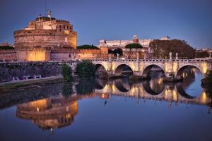 un castillo y un puente sobre un río en Moderno appartamento Cornelia-San Pietro con Giardino, en Roma