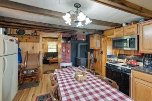 Dapur atau dapur kecil di Peaceful Oakfield Cabin on Mattawamkeag River!