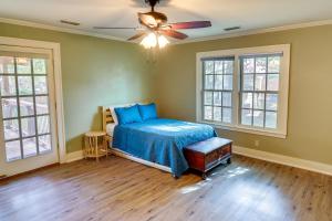 een slaapkamer met een bed en een plafondventilator bij Centrally Located Abilene Abode 2 Mi to Downtown! in Abilene