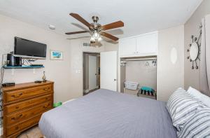 1 dormitorio con 1 cama y ventilador de techo en Tropical Blue Water beachside 7, en Clearwater Beach