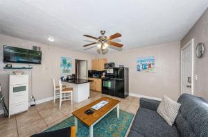 uma sala de estar com um sofá e uma ventoinha de tecto em Tropical Blue Water beachside 7 em Clearwater Beach