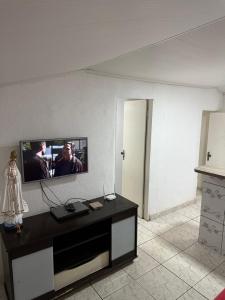  Il comprend un salon doté d'une télévision murale à écran plat. dans l'établissement Casa baixinha, à Ubajara