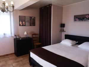 Un dormitorio con una cama y una silla y una ventana. en E Cabane, en Rottani 47 fotos más