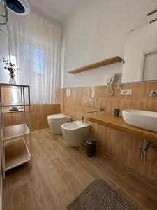 Ένα μπάνιο στο Amalcamo Apartments +35 φωτογραφίες