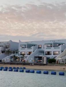 درة العروس خمس غرف وصالة مع بالكونة على شاطئ البرادايس - عوائل 내부 또는 인근 수영장