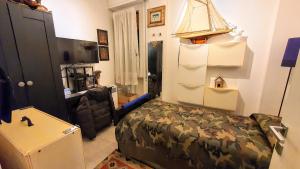 1 dormitorio con 1 cama, 1 sofá y 1 lámpara en Suite in House.., en Florencia