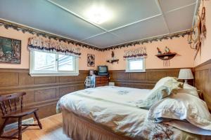 - une chambre avec un lit et une chaise dans l'établissement Charming Watersmeet Cabin with Dock on Kitty Island!, à Watersmeet