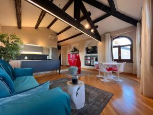 維洛納的住宿－Piazza Erbe Lodge，客厅配有蓝色的沙发和桌子