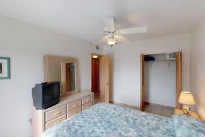 Unity & Autonomy 2 sides a Beach Duplex & 70' DOCK房間的床