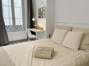 Postel nebo postele na pokoji v ubytování Charme Historique de Beauvoir au Cœur de Blois