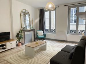 TV a/nebo společenská místnost v ubytování Charme Historique de Beauvoir au Cœur de Blois