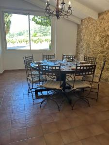 une grande salle à manger avec une table et des chaises dans l'établissement Le verger, à Le Val