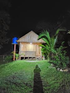 a house at night with the shadow of a person at Balneario el paraíso in Puerto Triunfo
