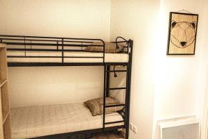 - une chambre avec 2 lits superposés dans l'établissement Centre/Wifi/Garage/Local à ski, à Isola