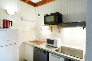 Loue Duplex De 80 M2 Vue Sur Mer的厨房或小厨房