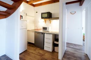昂代Loue Duplex De 80 M2 Vue Sur Mer的配有白色橱柜和微波炉的厨房 更多19张照片