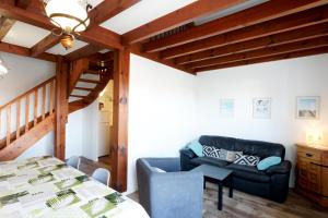昂代Loue Duplex De 80 M2 Vue Sur Mer的带沙发和桌子的客厅