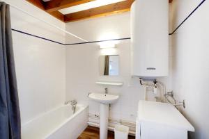 昂代Loue Duplex De 80 M2 Vue Sur Mer的带水槽和浴缸的白色浴室