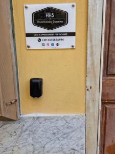 ahs firma en la puerta de un edificio en HomeHoliday LUXE - MY PLACE SANREMO, en San Remo