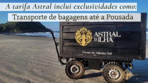 un camión en la playa con las palabras una isla tunica en Pousada Astral da Ilha en Ilha do Mel