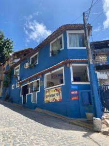 a blue building on the side of a street at Cores da pipa flats in Pipa