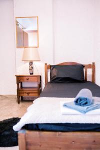 ein Schlafzimmer mit einem Bett und einem Handtuch darauf in der Unterkunft La Playa Suites 1 in Periyiálion