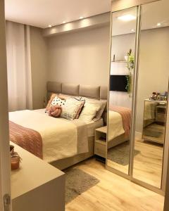 een slaapkamer met een bed en een spiegel bij CASA 2 QUARTOS in Rio de Janeiro