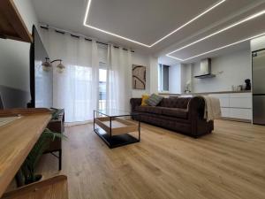 een woonkamer met een bank en een tafel bij Lemon & Muralla -Céntrico-Nuevo-Premium in Murcia