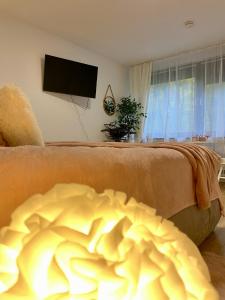 un soggiorno con divano e coperta gialla di Cronenberger Apartment mit Garten - kontaktloses Einchecken, Netflix, Kingsize-Bett a Wuppertal