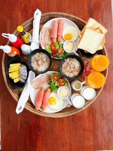 um prato de comida de pequeno-almoço numa mesa de madeira em คีรีศิลป์ รีสอร์ท เชียงราย (Khirisin Resort Chiang rai) em Ban Nong Salaep