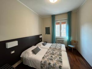 een hotelkamer met een bed en een raam bij [Centro] Lussuoso Appartamento in Bergamo