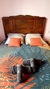 Una cama con dos pares de calcetines. en Appartement au calme au cœur du village, en Saint-Beauzély