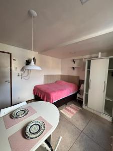 Tempat tidur dalam kamar di STUDIO 303 | WIFI 600MB | RESIDENCIAL JC, um lugar para ficar.