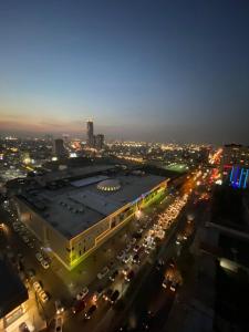 una vista aérea de una ciudad por la noche en MyFlower 3 Hotel en Erbil