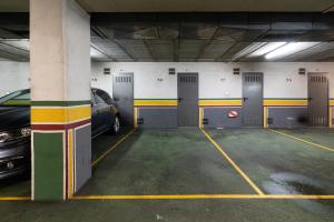 un garage con due auto parcheggiate in esso di El Loft de Castrelos a Vigo