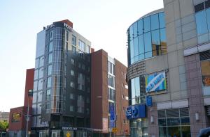 a group of tall buildings in a city at Starlight Hotel Near LGA Airport in Queens