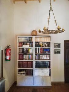 een boekenplank gevuld met boeken in een kamer bij Charming Casa Rural El Pedregal 