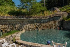 una piscina con sedie e persone in acqua di Hotel Ristorante La Mimosa a Lamezia Terme