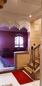 een kamer met een groot bed en een raam bij maison d'hôtes Le petit jardin Marrakech in Marrakesh