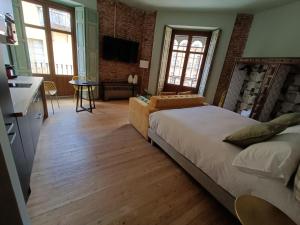 una camera con un grande letto e una cucina di 13 Suites Conde a León