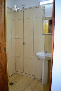 La salle de bains est pourvue d'une douche et d'un lavabo. dans l'établissement Lago Manantial, à Independencia