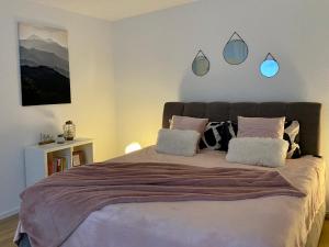 una camera da letto con un grande letto con due cuscini di Cronenberger Apartment mit Garten - kontaktloses Einchecken, Netflix, Kingsize-Bett a Wuppertal