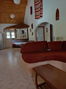 a living room with a couch and a table at Campement Nyabinghi in Abene