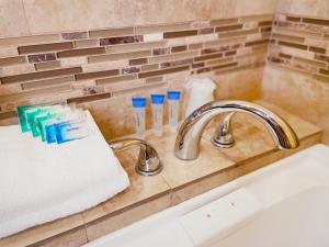 un lavandino con due rubinetti e spazzolini da denti di El Patio Inn - Near Universal Studios Hollywood a Los Angeles