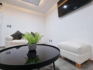 sala de estar con mesa y sofá en CAMSAL Balcon del Valle, Centrico, Comodo y Moderno en Aguascalientes
