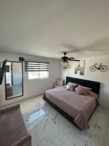 ein Schlafzimmer mit einem Bett und einem Spiegel sowie Fahrräder an der Wand in der Unterkunft CAMSAL Terraza del Valle in Aguascalientes