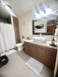 Koupelna v ubytování Aquamar Oceanfront Suite + 7 fotografií