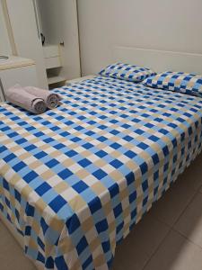 Una cama azul y blanca con dos toallas. en MAR & SERRA - PRAIA do MORRO en Guarapari