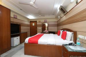 um quarto com uma cama grande e uma televisão em OYO Flagship Vivek International Hotel em Jalandhar
